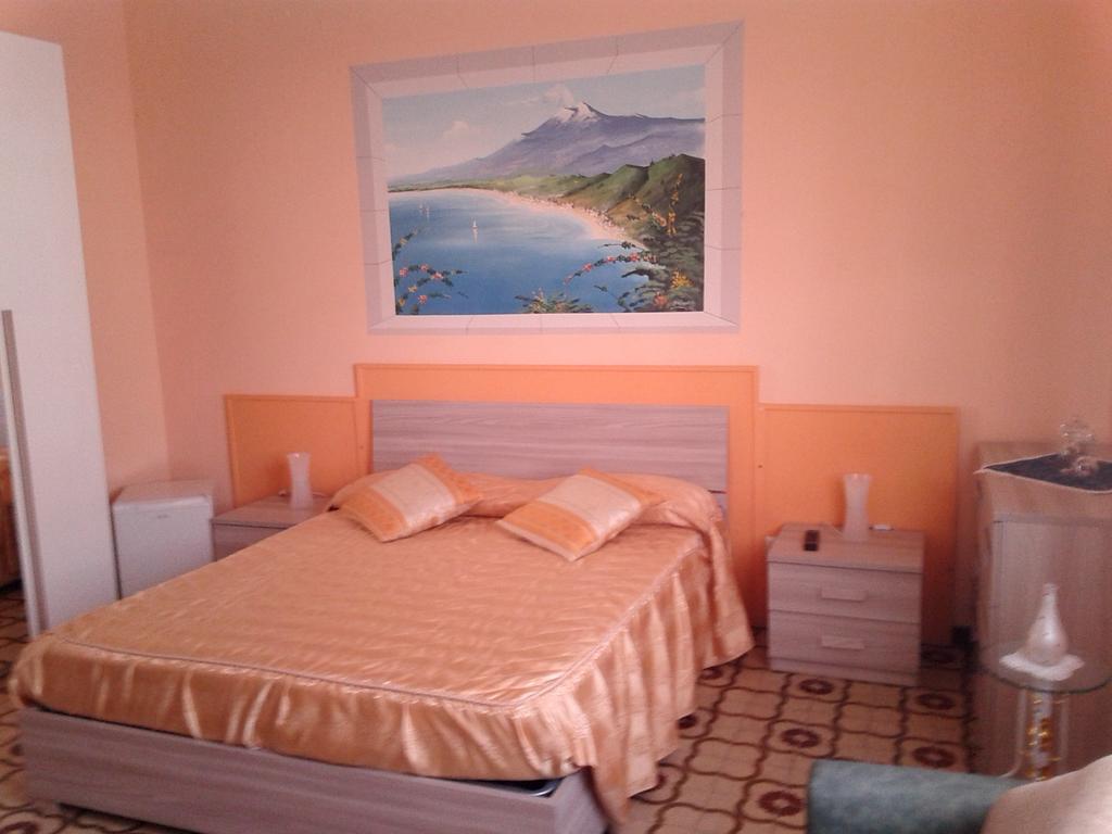 Bed and Breakfast Beb I Delfini Di Casa Paola Mascali Zewnętrze zdjęcie